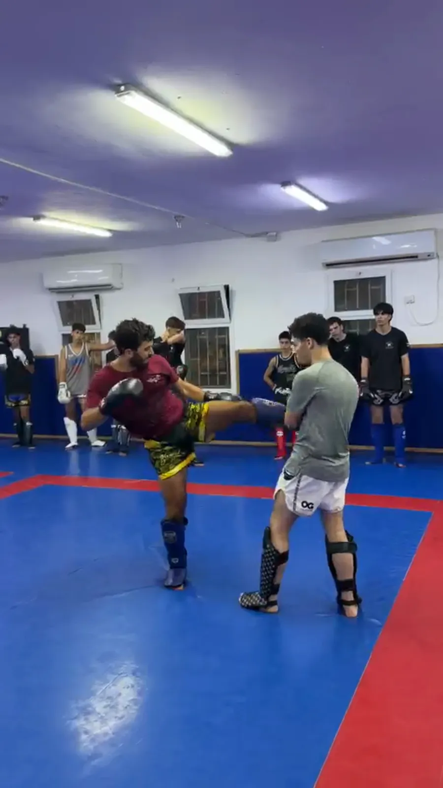 איתי לוי מבצע בעיטה מעגלית מול פרטנר, בזמן שהקבוצה עומדת מסביב ומתבוננת